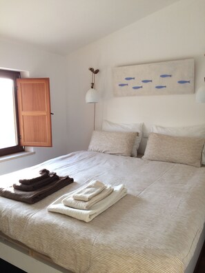 2 bedrooms, iron/ironing board, travel crib, free WiFi - Private house with private swimmingpool in a quite beautiful nature. (Santa Catarina da Fonte do Bispo)