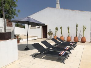 Terrace/patio - Private house with private swimmingpool in a quite beautiful nature. (Santa Catarina da Fonte do Bispo)