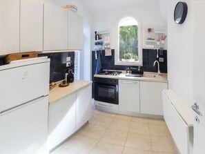 ثلاجة، فرن، موقد طهي مسطح، غسالة أطباق