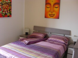 2 habitaciones, escritorio y tabla de planchar con plancha 