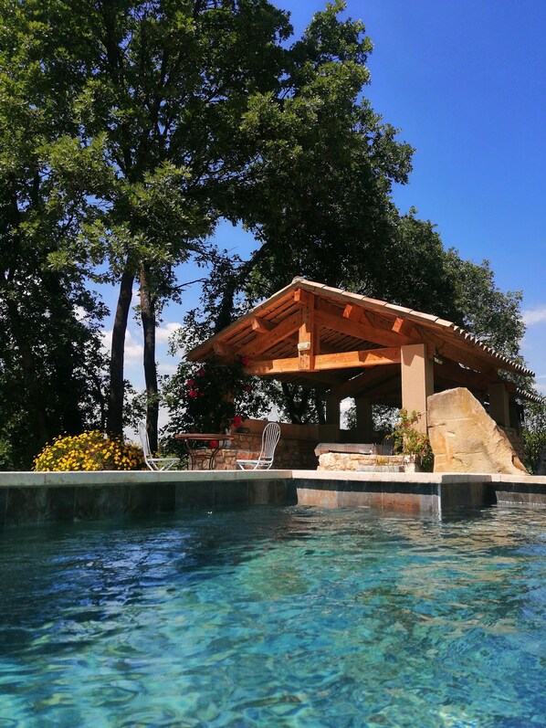 Een buitenzwembad en een verwarmd zwembad