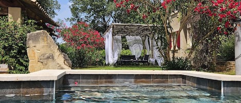 Una piscina al aire libre, una piscina climatizada