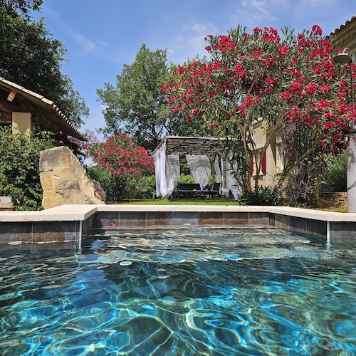 Quiet, air-conditioned, not overlooked, HEATED POOL, 10 minutes from Uzès, sleeps 10 adults.
