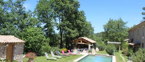 Alberca al aire libre y alberca climatizada