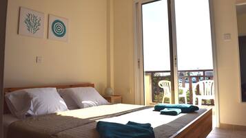 3 slaapkamers, een strijkplank/strijkijzer, gratis wifi, beddengoed