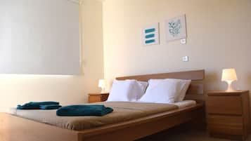 3 slaapkamers, een strijkplank/strijkijzer, gratis wifi, beddengoed