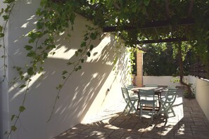 Outdoor dining - Villa Calm: 3-bedroom, 100m from beach (Sotira)