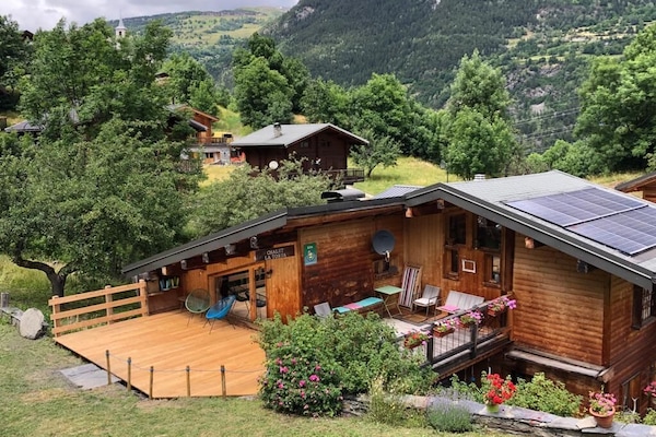 Le chalet et la terrasse l'été