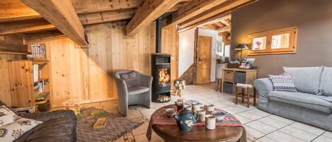 TV connectée, livres, chaîne hi-fi