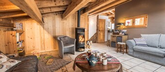 Located less than 2 km from the ski lifts providing access to Arc 2000,