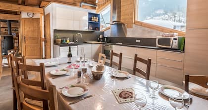 Located less than 2 km from the ski lifts providing access to Arc 2000,