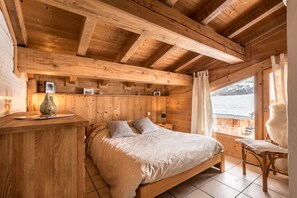 4 bedrooms, iron/ironing board, travel crib, free WiFi - Located less than 2 km from the ski lifts providing access to Arc 2000, (Villaroger)