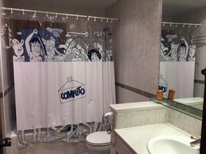 Combined shower/tub, hair dryer, towels, soap - Secluded house with pool, barbecue and garden 10min. of the beach. Ideal families (Calonge)