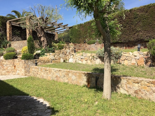 Secluded house with pool, barbecue and garden 10min. of the beach. Ideal families