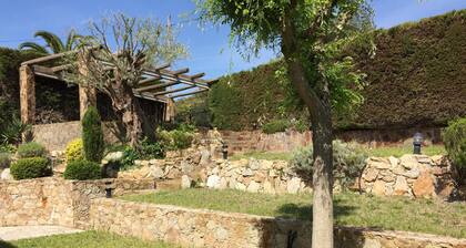 Secluded house with pool, barbecue and garden 10min. of the beach. Ideal families