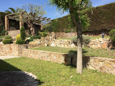 Secluded house with pool, barbecue and garden 10min. of the beach. Ideal families