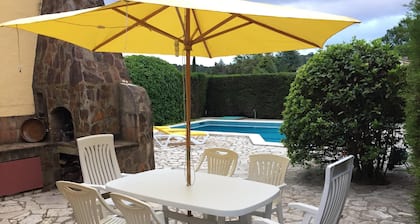 Maison isolée avec piscine, barbecue et jardin à 10min. de la plage. Familles idéales
