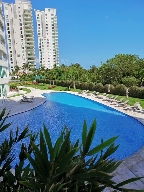 2 つの屋外プール