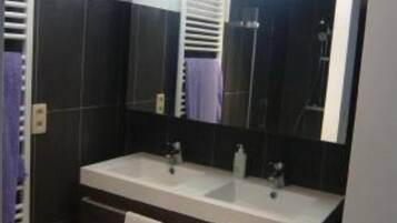 Badewanne, Haartrockner, Handtücher