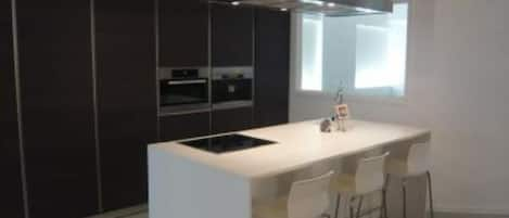 Geladeira, micro-ondas, fogão, cooktop