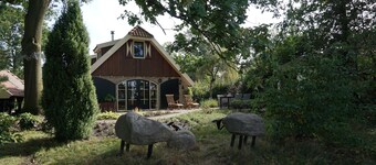 Pet-friendly farmhouse with a lot of privacy in a lakeside beach