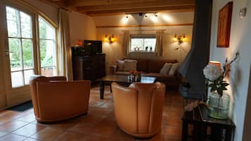 TV, fireplace, DVD player, music library