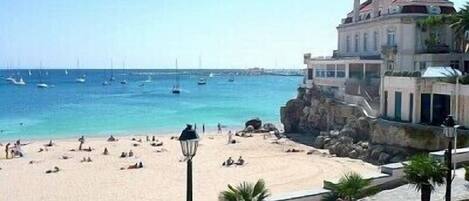 Una playa cerca, toallas de playa