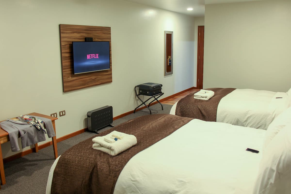 Standard-Doppelzimmer, 2 Queen-Betten | Hochwertige Bettwaren, Daunenbettdecken, Schreibtisch