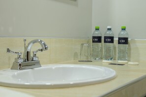 Shower, free toiletries, towels - Hotel Unu (Huancayo)