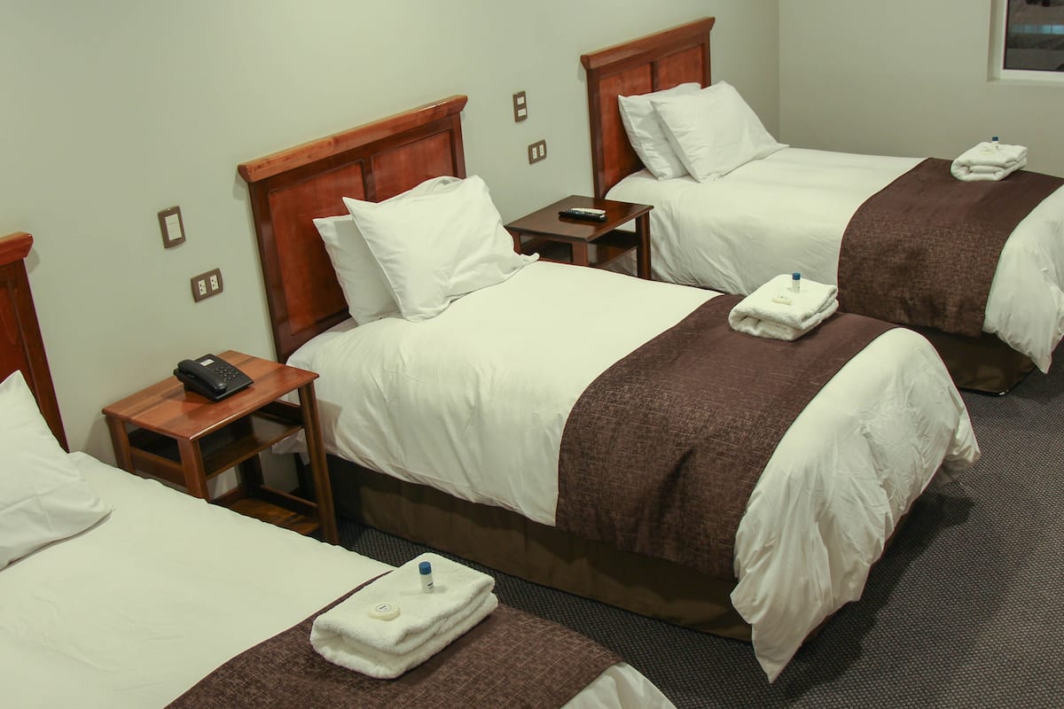 Junior-Dreibettzimmer | Hochwertige Bettwaren, Daunenbettdecken, Schreibtisch