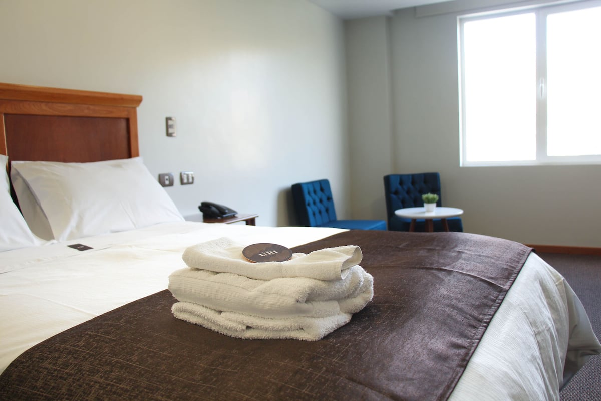 junior room, 1 queen bed, non smoking, city view | 1 bedroom, premium bedding, down duvets, desk