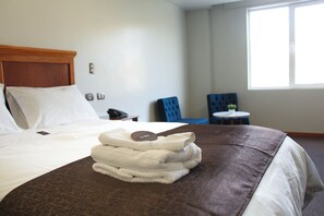 Chambre Junior, 1 grand lit, non-fumeur, vue ville