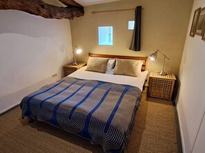 1 habitación, escritorio, tabla de planchar con plancha y wifi gratis 