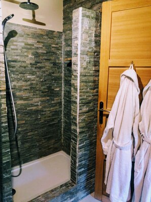 Shower, hair dryer, towels, soap - Delightful cottage apartment in Bucolic Gascony (Nérac)