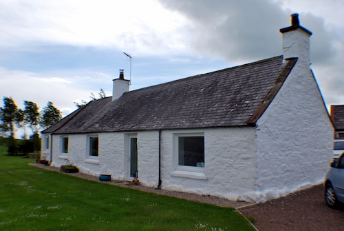 Cottage with stunning views over Kirkcudbright Bay, a short walk from the beach.