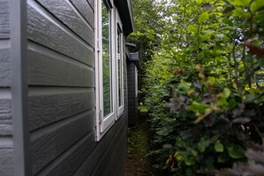 Une maison avec un revêtement extérieur foncé et une fenêtre.