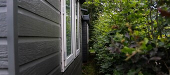 Spacious & cozy holiday bungalow "Frank" in wooded area (12 people)