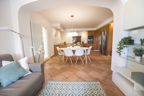 Fernseher, Kamin, DVD-Player, Tischtennisplatte