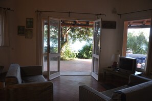 TV - APARTMENT ON THE BEACH IN GULF ORANGES FOR 10 PEOPLE (Golfo Aranci)