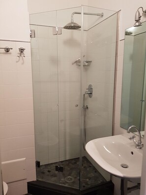 Combined shower/bathtub, eco-friendly toiletries, hair dryer, bidet - Apartment in Baia del Silenzio (Sestri Levante)