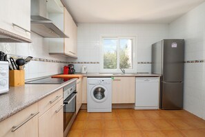 Kühlschrank, Mikrowelle, Ofen, Geschirrspüler