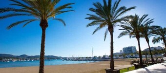 Villa Sofia - Walk to San Antonio | Wifi | A/C