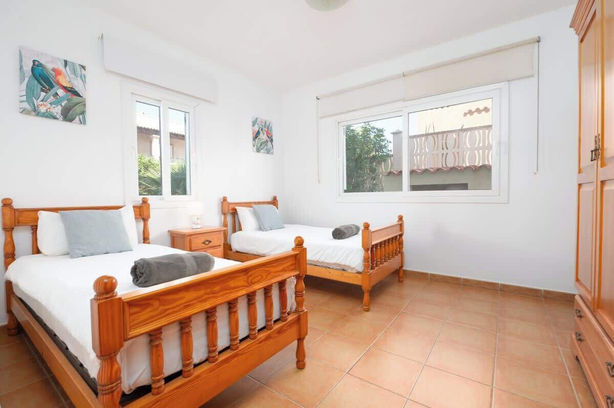 6 bedrooms, iron/ironing board, free WiFi, bed sheets