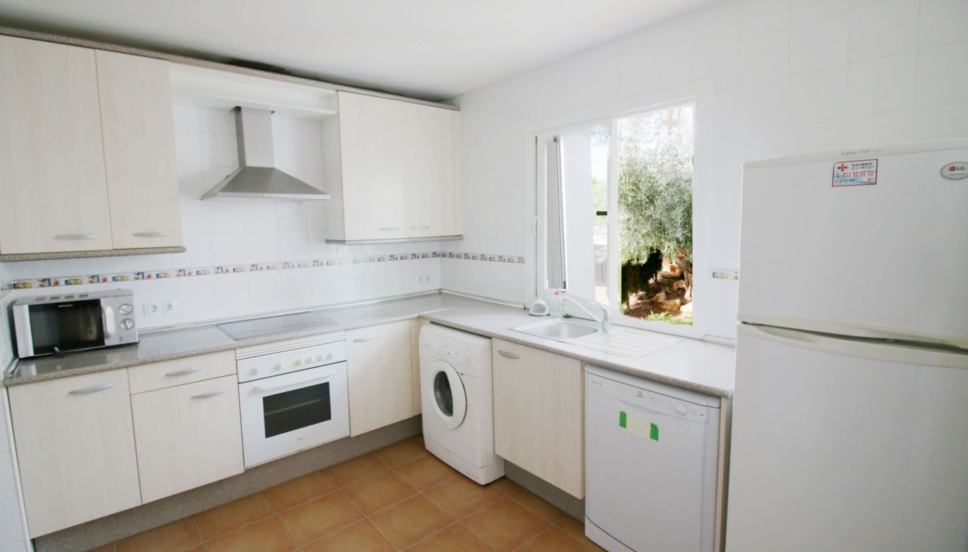 Een koelkast, een magnetron, een oven, een vaatwasser