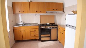 Geladeira, fogão, cooktop, cafeteira/chaleira