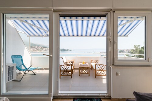 DUPLEX apartment with SEA VIEW only 10 meters from the sea!
