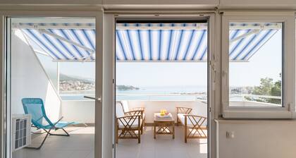 DUPLEX apartment with SEA VIEW only 10 meters from the sea!