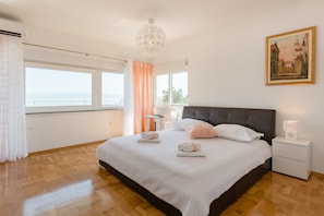 4 bedrooms, in-room safe, iron/ironing board, WiFi