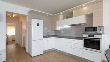 Køleskab, mikrobølgeovn, ovn, kogeplade