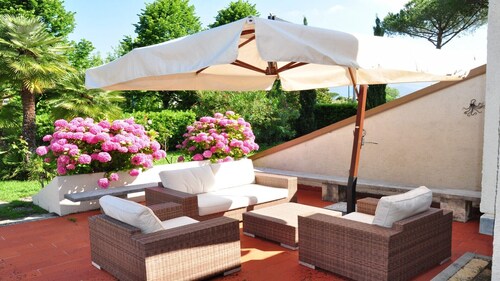 VILLA WITH HUGE GARDEN AND SWIMMING POOL, 5 MINUTES FAR FROM THE CITY CENTER 